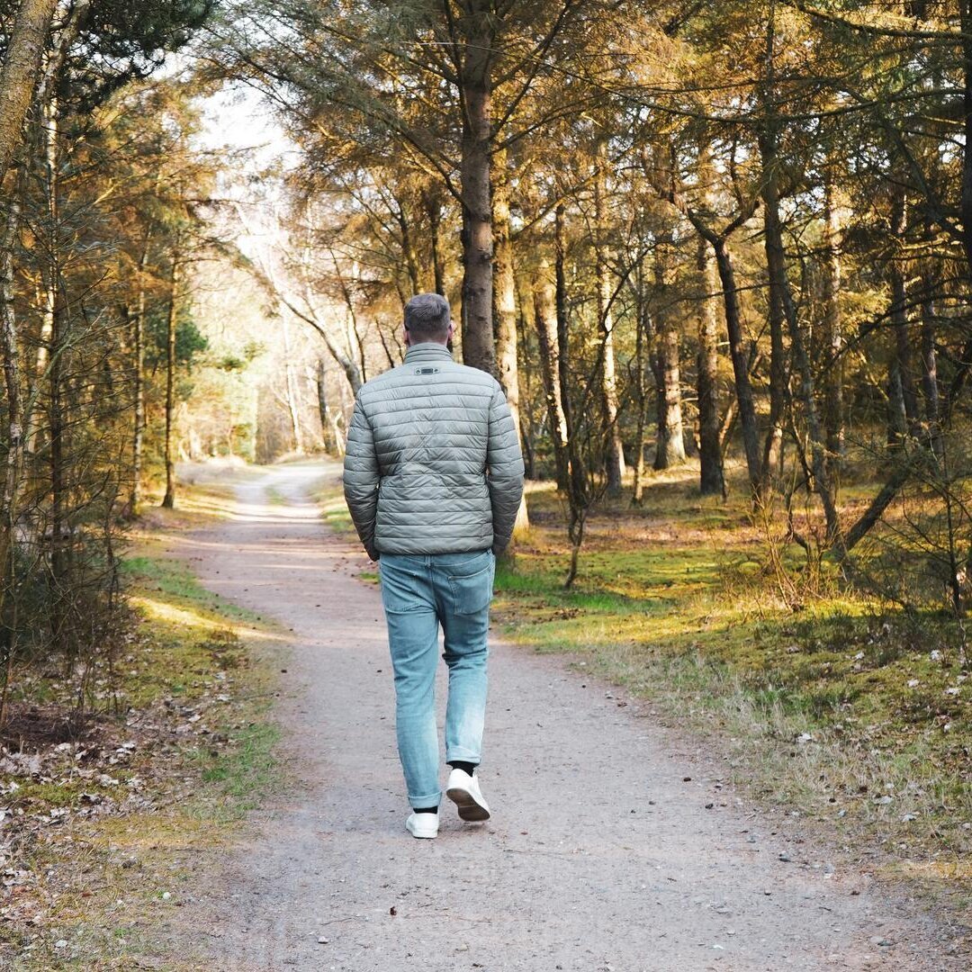 Spaziergang Wald Spaziergang eines Mannes im Wald