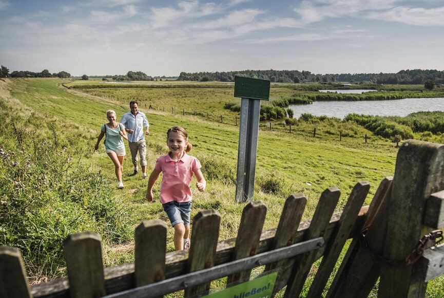 Familie unterwegs zum NabuHaus im Katinger Watt