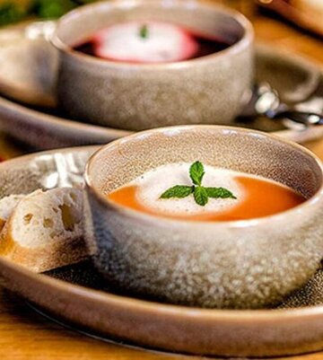 Hübsch angerichtete Teller mit Suppe