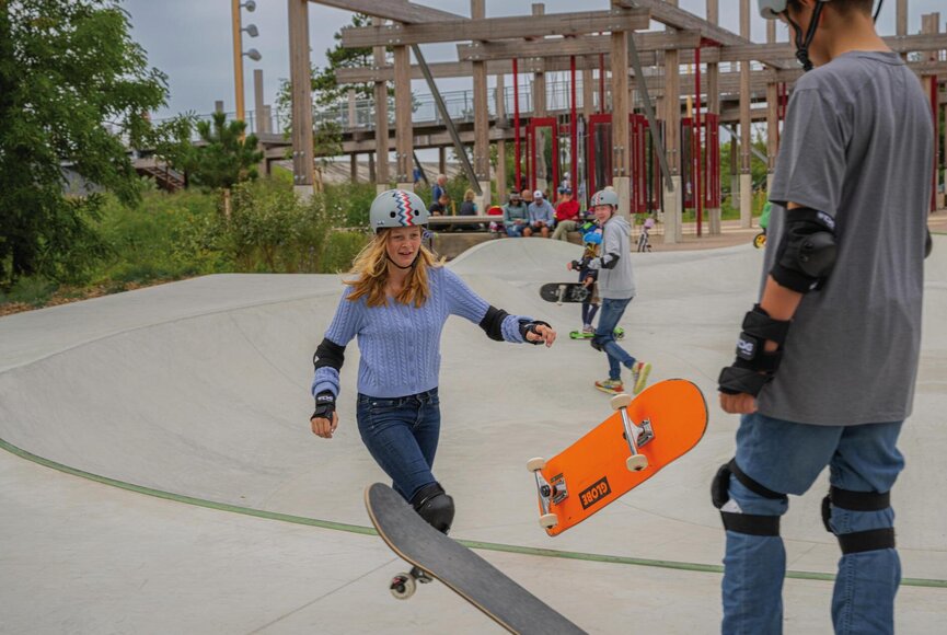 Kinder mit Skateboards auf der Skatebahn