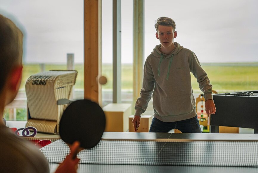 Jungs beim Tischtennis Spielen