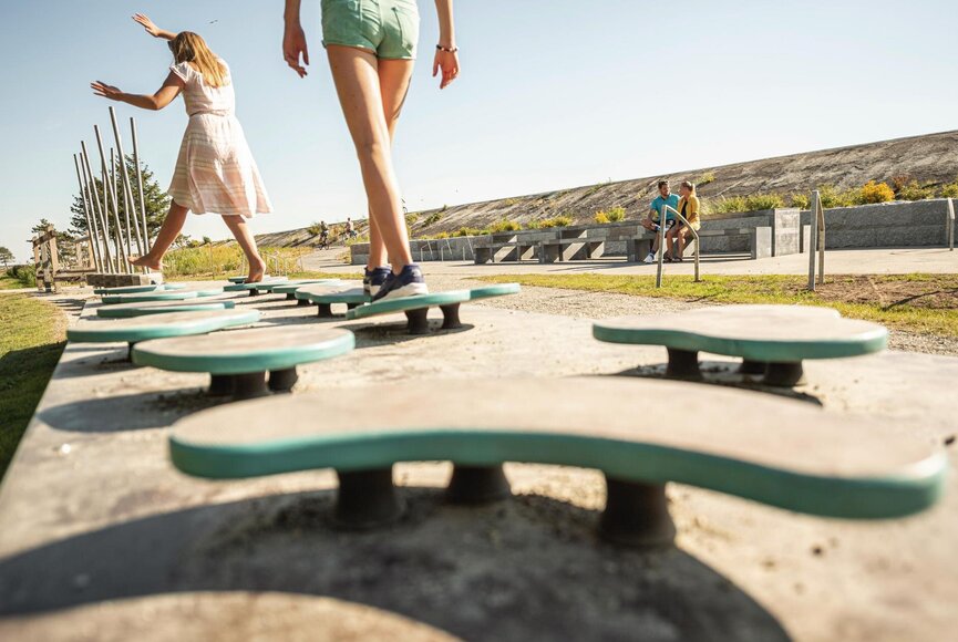 Kinder auf Balance-Spielbrettern