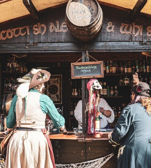 Getränkestand auf den Piratentagen mit Personen