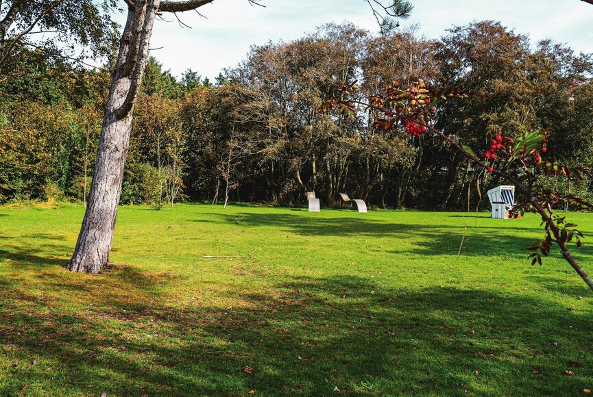 Wiese mit Sitzgelegenheiten an der Erlebnis-Promenade