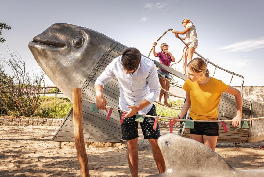 Familie auf einem Spielplatz der Erlebnispromenade