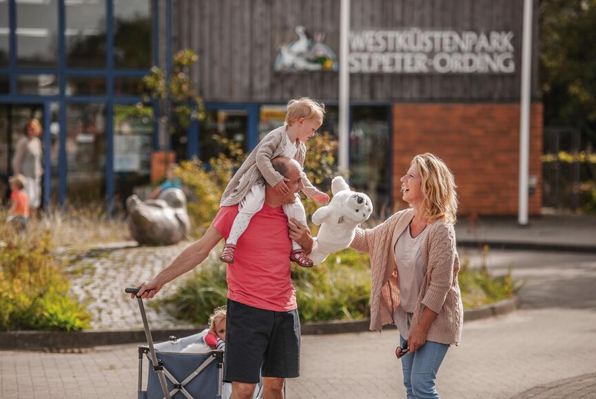 Familie vor dem Westküstenpark 