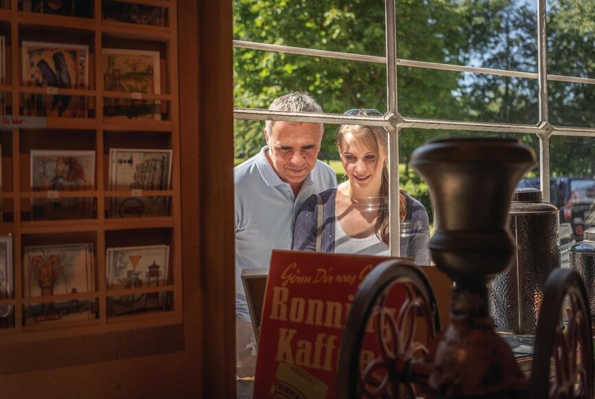 Paar schaut in das Schaufenster vom Haus Peters
