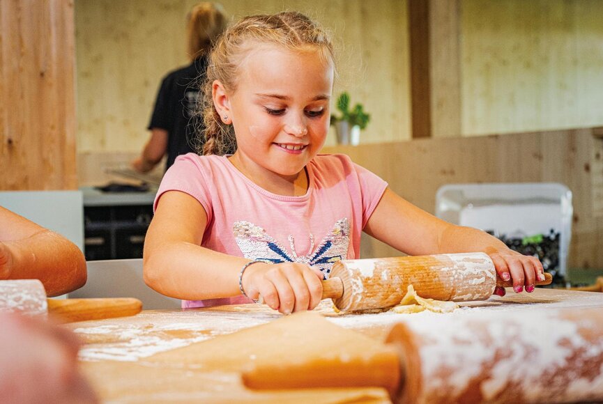 Mädchen beim Backen im Spiele-Hus