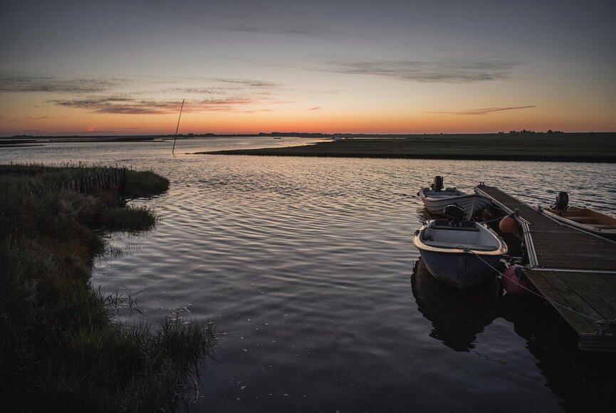 kleines Boot im Sonnenuntergang im alten Hafen