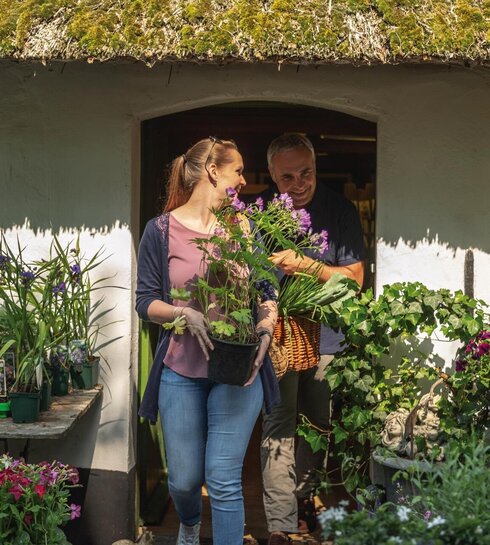 Pärchen vor dem Landladen Kühl