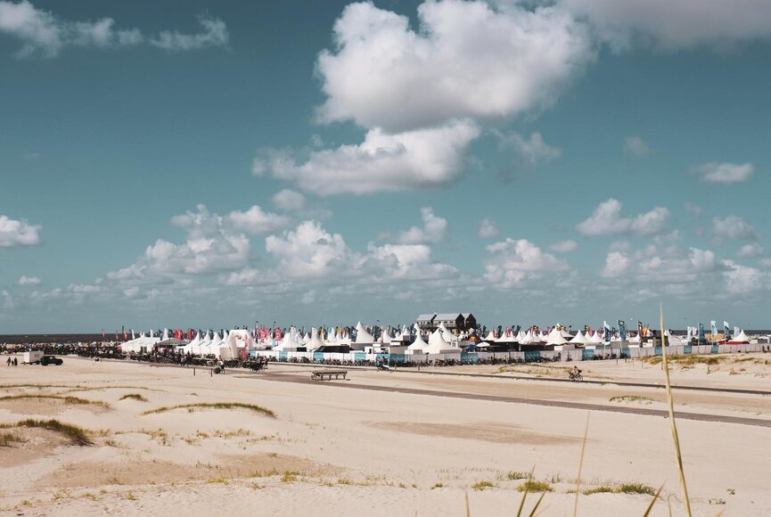 Pagoden auf dem Eventgelände am Strand
