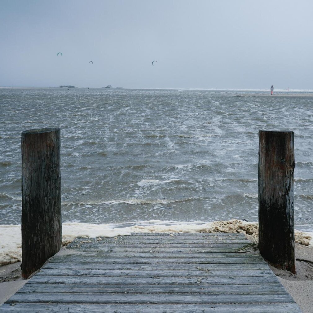 Steg in der Gischt der Sturmflut