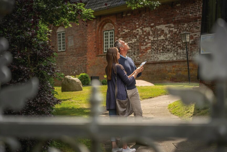 Paar auf dem Weg vor der Kirche in Katharinenheerd