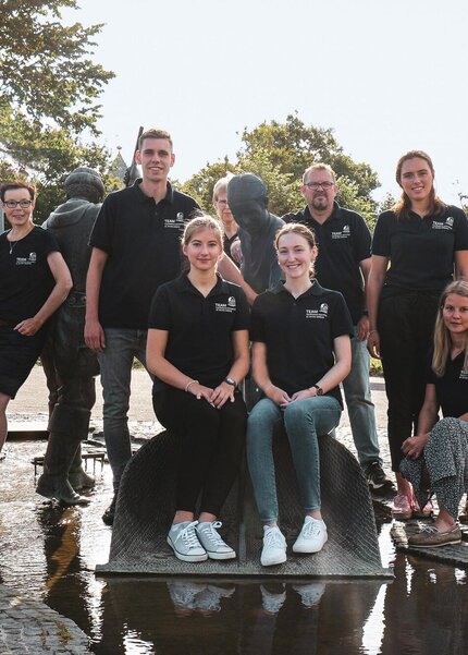 Gruppenfoto von Mitarbeitern der Tourismus-Zentrale mit gleichen T-Shirts