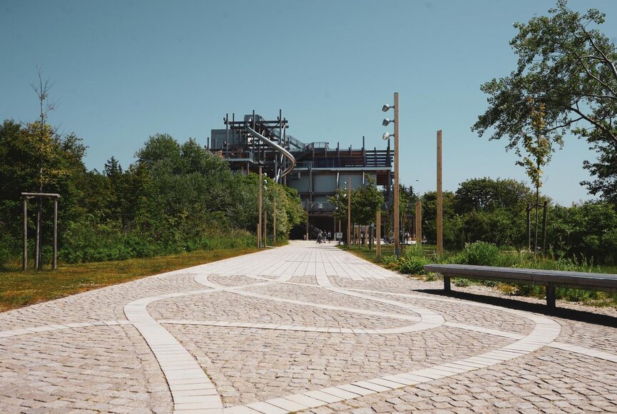 Weg der Erlebnis-Promenade mit Erlebnis-Hus im Hintergrund