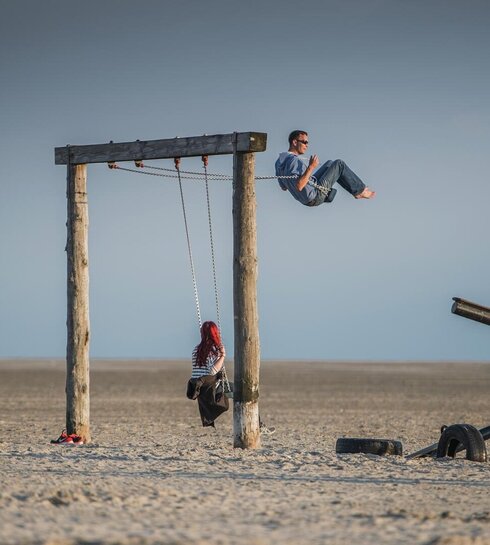 Paar beim Schaukeln am Strand