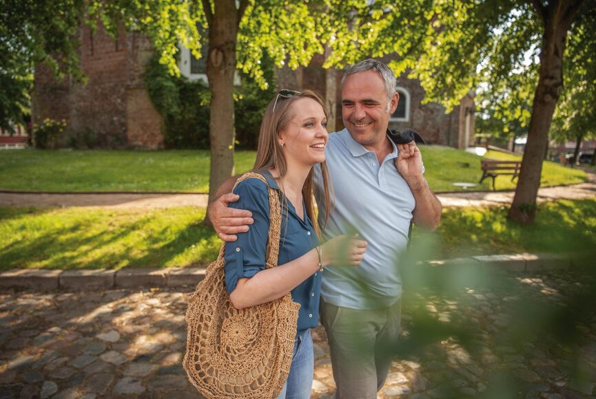 Pärchen Arm in Arm auf dem Marktplatz