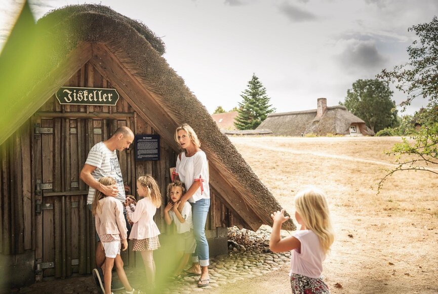 Familie vor dem Eiskeller auf der historischen Insel