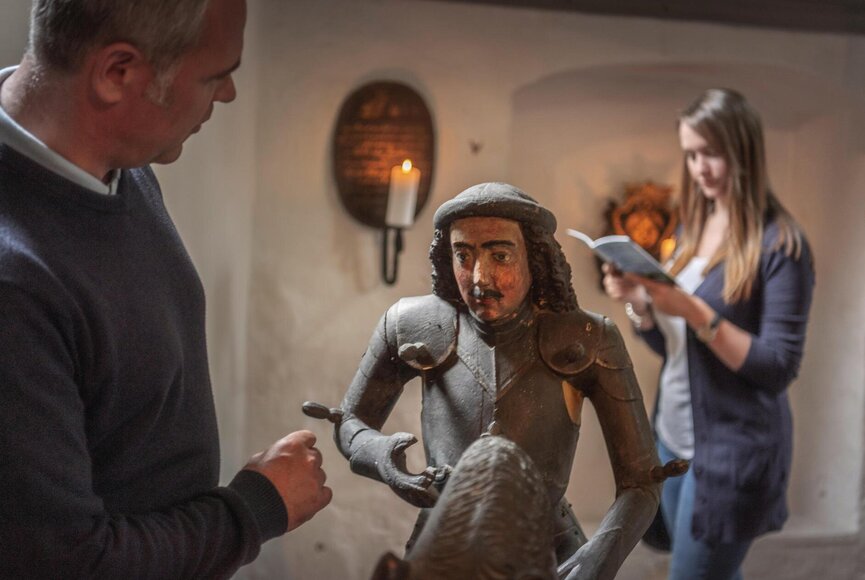 Paar besichtigt eine Statue im Kircheninneren