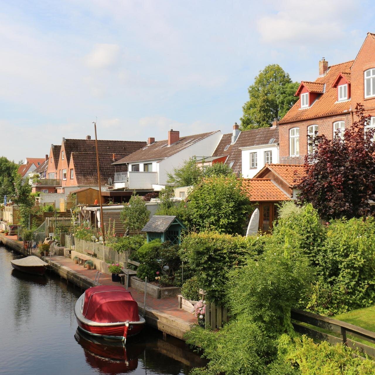 Wohnhäuser an einer Gracht mit Booten