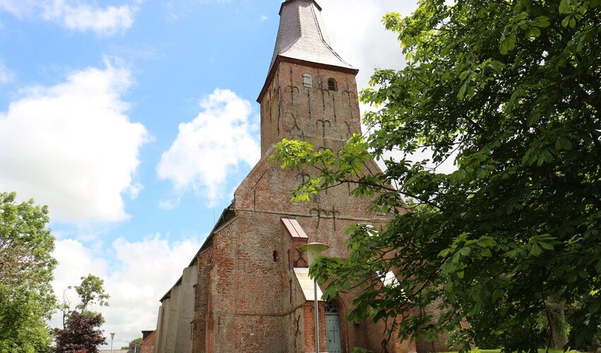 Blick auf die Tetenbüller Kirche St. Anna