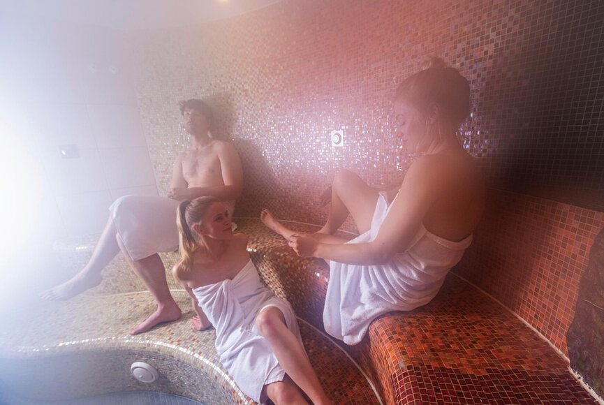Freunde im Dampf des Meerwasserdampfbads