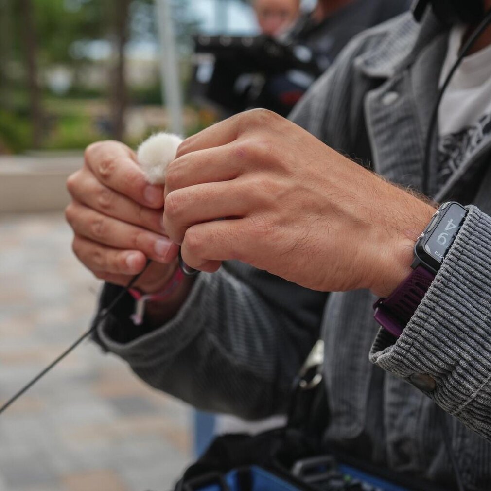 Ein Mikrophon wird für Tonaufnahmen vorbereitet