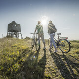 Zwei Personen mit Fahrrad am Katinger Watt