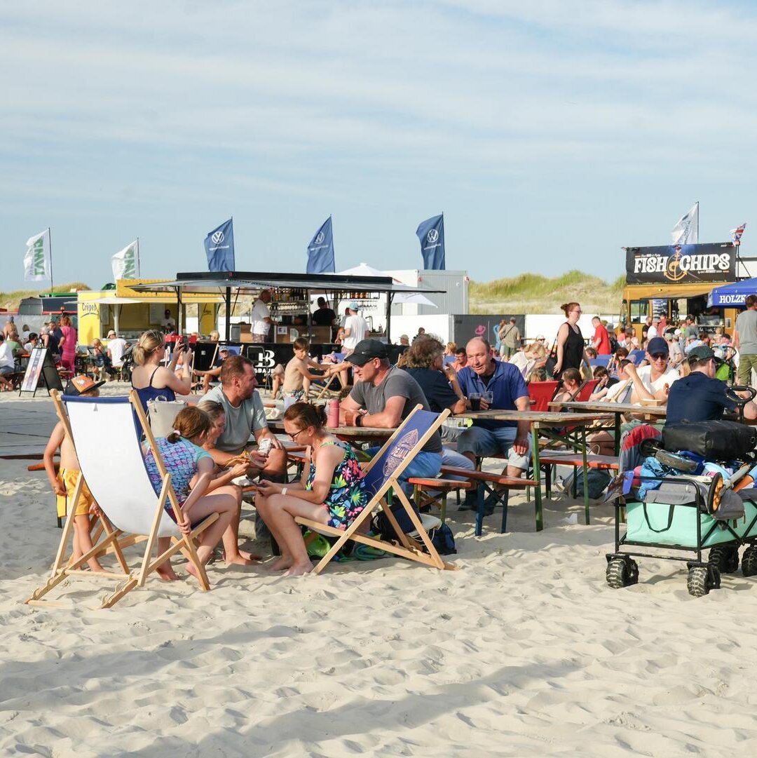 Event am Strand mit mehreren Menschen