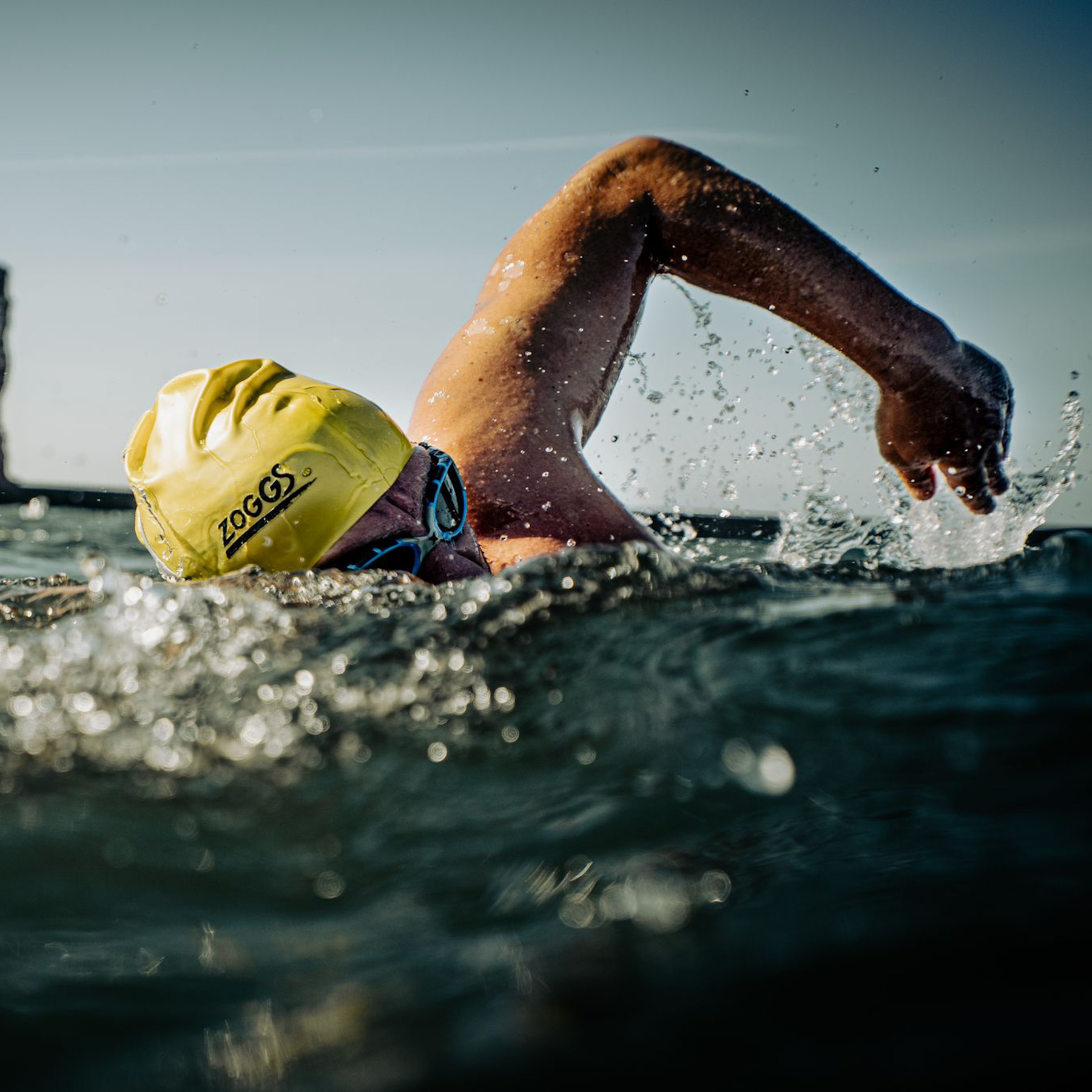 Extremschwimmer André Wiersig mit Badekappe und Schwimmbrille beim Kraulen im Wasser