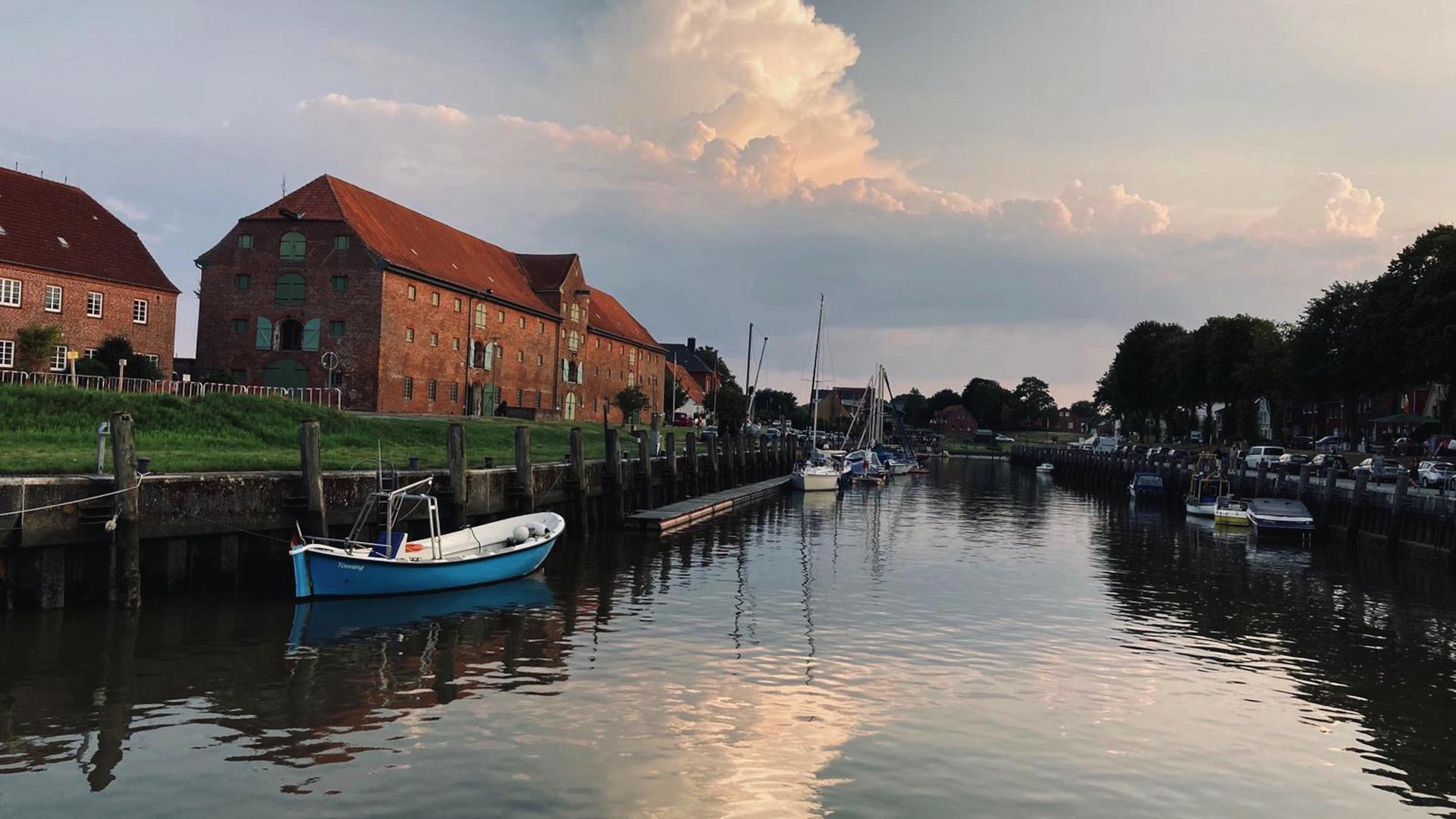 Hafen in Tönning mit großem Packhaus bei Abendsonne